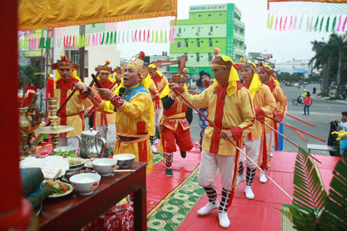 Đoàn hát Bảo Trảo – một nghi lễ trong lễ hội Cầu Ngư miêu tả về cuộc sống chài lưới, sông nước của người dân.
